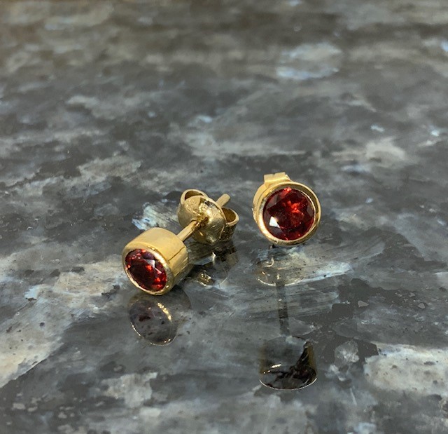 14KT Yellow Gold Garnet Stud Earrings 001-210-00683 14KY | Harmony  Jewellers | Grimsby, ON